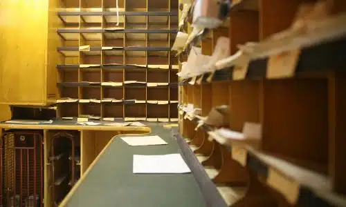 Salle courrier - machine à affranchir